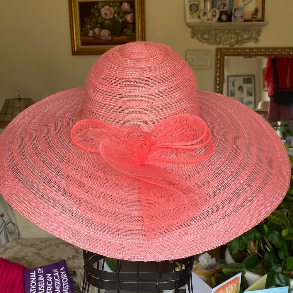 Pink women’s derby straw hat with fluff bow